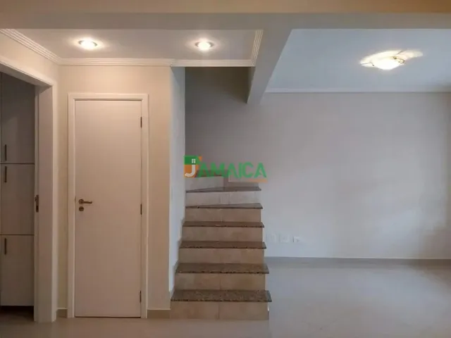 Sobrado 3 quartos e 2 banheiros, para alugar, no bairro Jardim das Américas em Curitiba