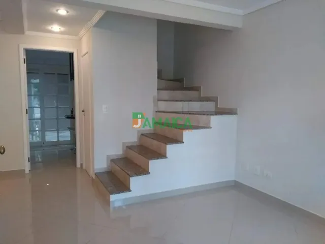Sobrado 3 quartos e 2 banheiros, para alugar, no bairro Jardim das Américas em Curitiba