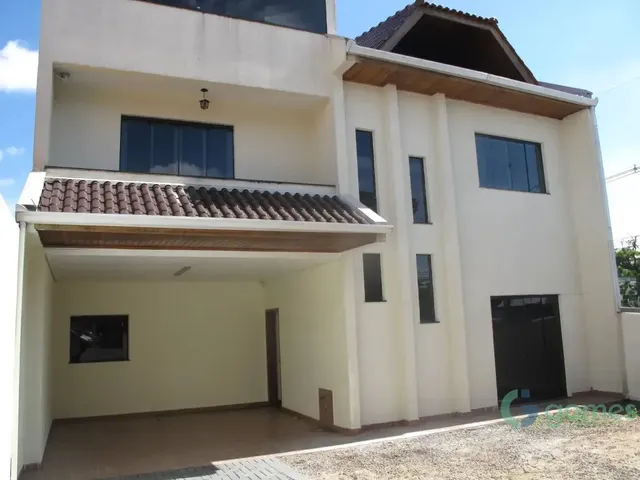 Sobrado com 220m² 3 quartos e 6 banheiros, para alugar, no bairro Novo Mundo em Curitiba