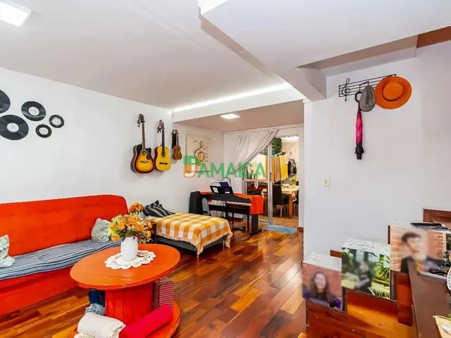 Sobrado 3 quartos e 2 banheiros, à venda, no bairro Cajuru em Curitiba