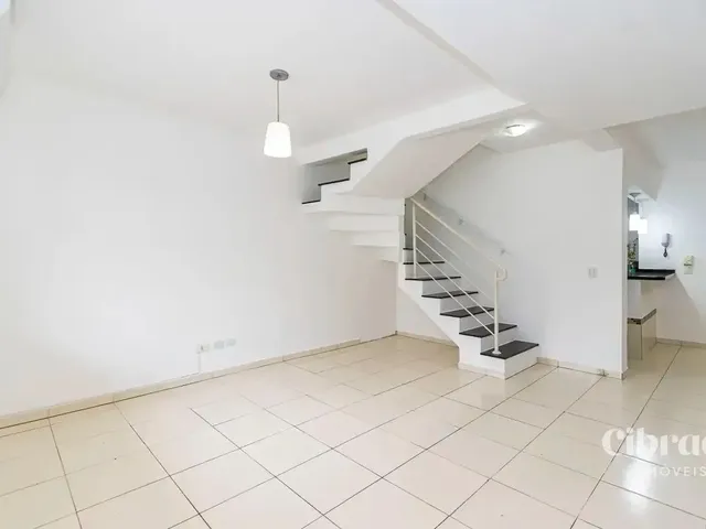 Sobrado 3 quartos e 2 banheiros, para alugar, no bairro Boa Vista em Curitiba