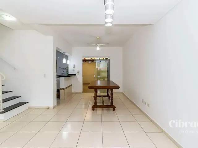 Sobrado 3 quartos e 2 banheiros, para alugar, no bairro Boa Vista em Curitiba