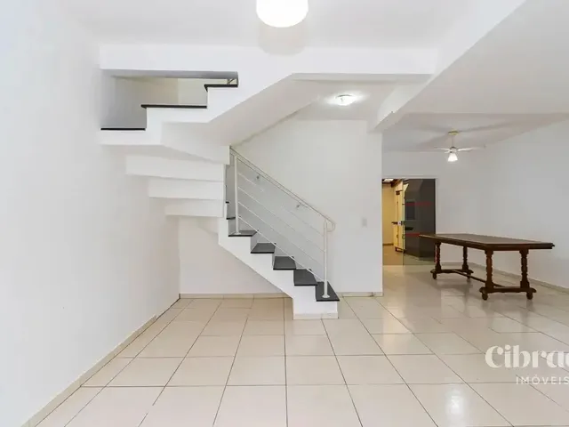 Sobrado 3 quartos e 2 banheiros, para alugar, no bairro Boa Vista em Curitiba