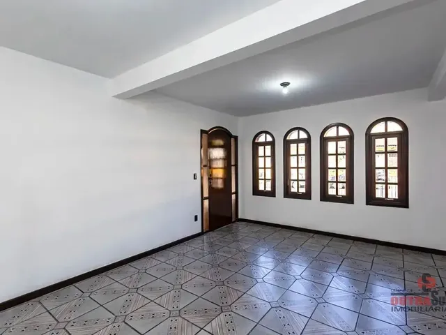 Casa com 360m² 4 quartos e 1 banheiro, para alugar, no bairro Capão Raso em Curitiba