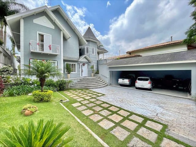 Sobrado com 847m² 4 quartos e 6 banheiros, à venda, no bairro São Paulo II em Cotia