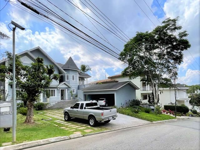 Sobrado com 847m² 4 quartos e 6 banheiros, à venda, no bairro São Paulo II em Cotia