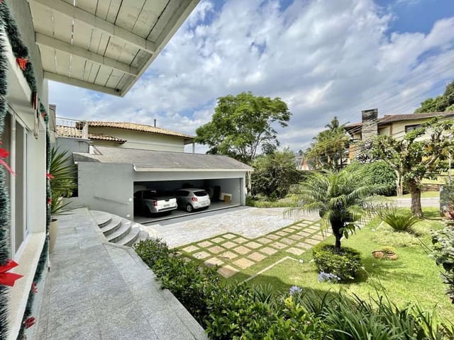 Sobrado com 847m² 4 quartos e 6 banheiros, à venda, no bairro São Paulo II em Cotia