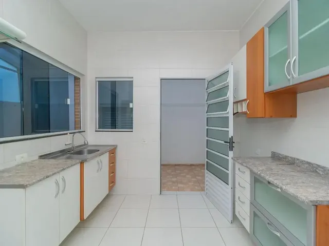 Sobrado 3 quartos e 1 banheiro, para alugar, no bairro Fazendinha em Curitiba