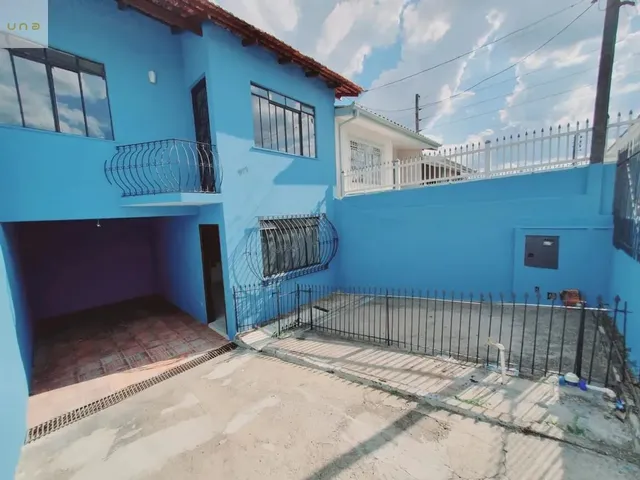 Sobrado 3 quartos e 2 banheiros, para alugar, no bairro Capão Raso em Curitiba