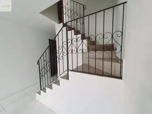 Sobrado 3 quartos e 2 banheiros, para alugar, no bairro Capão Raso em Curitiba
