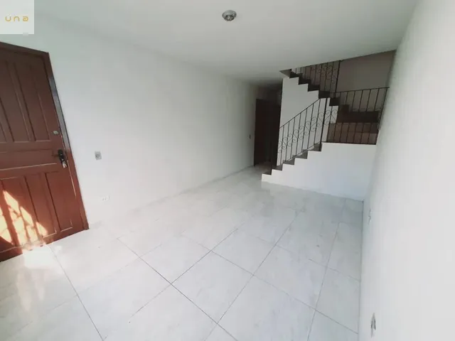 Sobrado 3 quartos e 2 banheiros, para alugar, no bairro Capão Raso em Curitiba