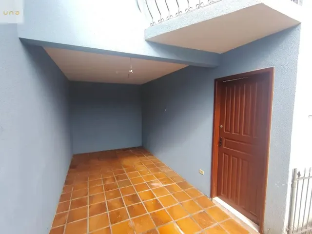 Sobrado 3 quartos e 2 banheiros, para alugar, no bairro Capão Raso em Curitiba
