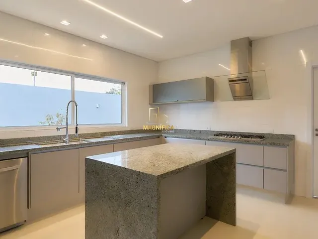 Sobrado com 785m² 4 quartos e 4 banheiros, à venda, no bairro São Braz em Curitiba