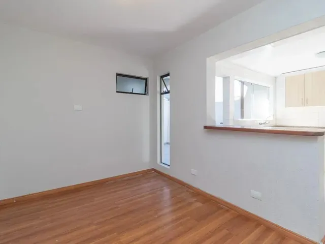 Sobrado 4 quartos e 1 banheiro, para alugar, no bairro Bacacheri em Curitiba