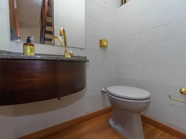 Sobrado 4 quartos e 1 banheiro, para alugar, no bairro Bacacheri em Curitiba