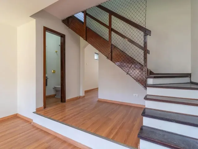Sobrado 4 quartos e 1 banheiro, para alugar, no bairro Bacacheri em Curitiba