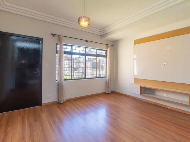 Sobrado 4 quartos e 1 banheiro, para alugar, no bairro Bacacheri em Curitiba