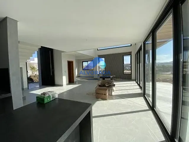 Sobrado com 600m² 4 quartos e 2 banheiros, à venda, no bairro Urbanova em São José dos Campos