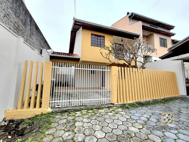 Sobrado 3 quartos e 1 banheiro, para alugar, no bairro Vista Alegre em Curitiba