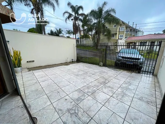 Sobrado 3 quartos e 3 banheiros, para alugar, no bairro Novo Mundo em Curitiba