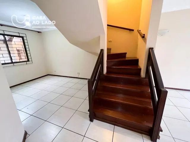Sobrado 3 quartos e 3 banheiros, para alugar, no bairro Novo Mundo em Curitiba