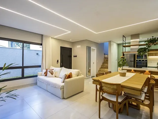 Sobrado 3 quartos e 2 banheiros, à venda, no bairro Água Verde em Curitiba