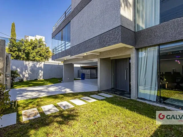 Sobrado 3 quartos e 2 banheiros, para alugar, no bairro Santa Quitéria em Curitiba