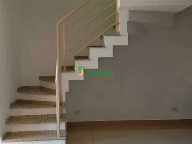 Sobrado com 100m² 3 quartos e 2 banheiros, para alugar, no bairro Uberaba em Curitiba