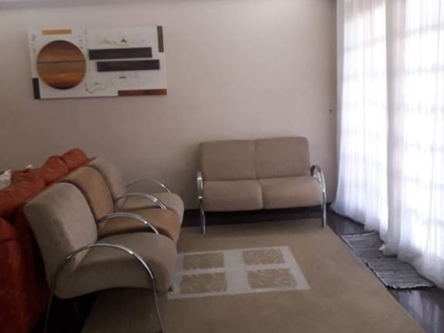 Sobrado com 303m² 3 quartos e 5 banheiros, à venda, no bairro Jardim Semiramis em Cotia