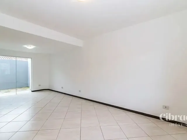 Sobrado 3 quartos e 3 banheiros, para alugar, no bairro Xaxim em Curitiba