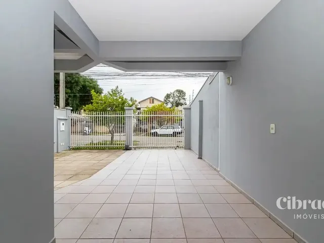 Sobrado 3 quartos e 3 banheiros, para alugar, no bairro Xaxim em Curitiba