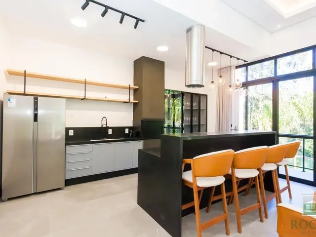 Sobrado 3 quartos e 2 banheiros, à venda, no bairro Santa Cândida em Curitiba