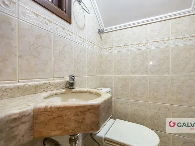 Sobrado 3 quartos e 1 banheiro, para alugar, no bairro Novo Mundo em Curitiba