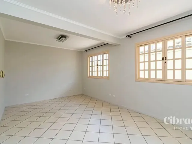 Sobrado 3 quartos e 3 banheiros, para alugar, no bairro Capão Raso em Curitiba
