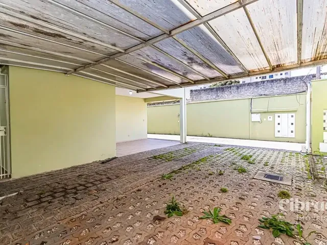Sobrado 3 quartos e 3 banheiros, para alugar, no bairro Capão Raso em Curitiba