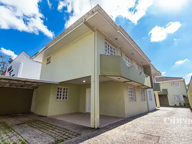 Sobrado 3 quartos e 3 banheiros, para alugar, no bairro Capão Raso em Curitiba