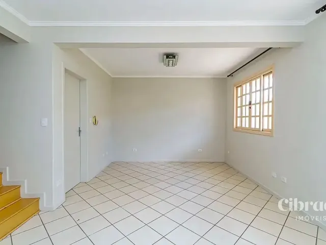 Sobrado 3 quartos e 3 banheiros, para alugar, no bairro Capão Raso em Curitiba