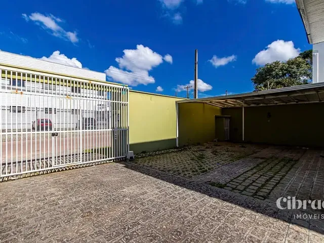 Sobrado 3 quartos e 3 banheiros, para alugar, no bairro Capão Raso em Curitiba