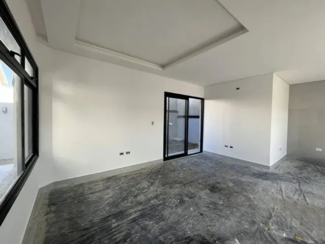 Sobrado 3 quartos e 2 banheiros, à venda, no bairro Hauer em Curitiba
