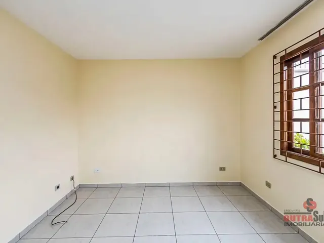 Sobrado 3 quartos e 1 banheiro, para alugar, no bairro Capão Raso em Curitiba