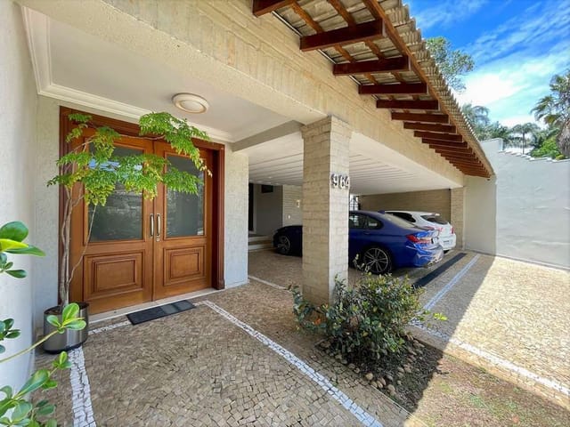 Sobrado com 1315m² 5 quartos e 8 banheiros, à venda, no bairro São Paulo II em Cotia