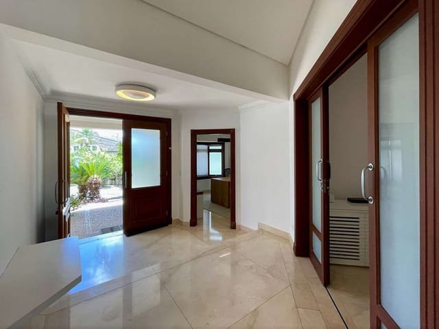 Sobrado com 1315m² 5 quartos e 8 banheiros, à venda, no bairro São Paulo II em Cotia