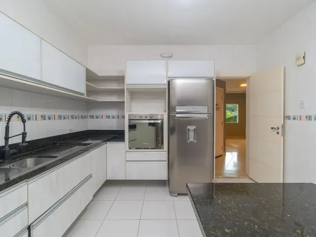 Sobrado 3 quartos e 1 banheiro, para alugar, no bairro Mossunguê em Curitiba
