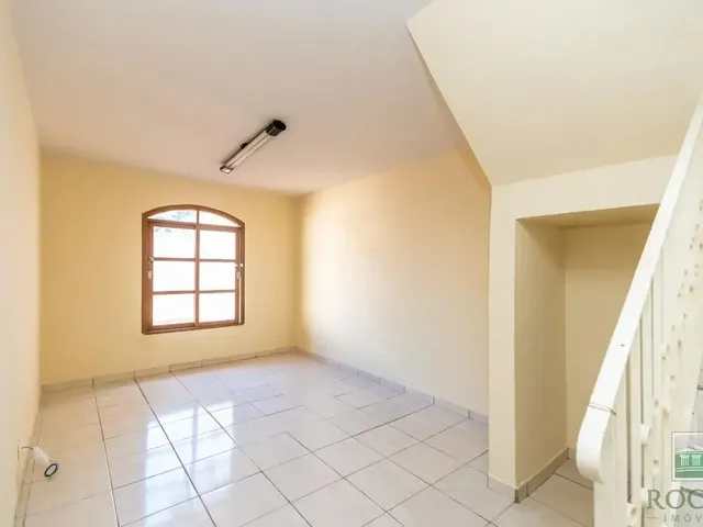 Sobrado 3 quartos e 2 banheiros, à venda, no bairro Bacacheri em Curitiba