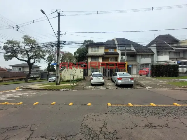 Sobrado 3 quartos e 2 banheiros, à venda, no bairro São Francisco em Curitiba