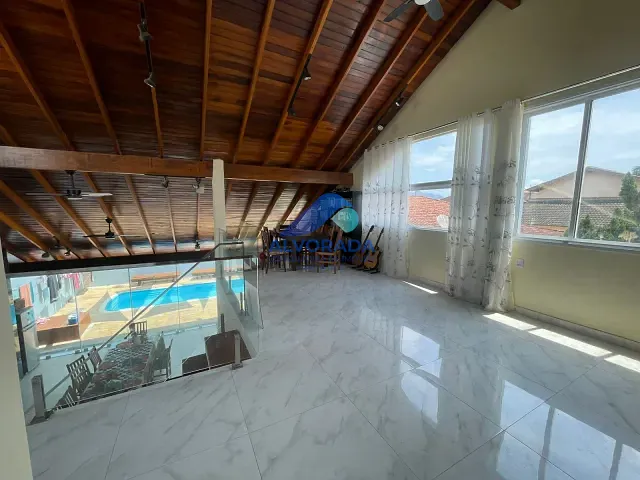 Sobrado com 360m² 4 quartos e 5 banheiros, à venda, no bairro Pontal de Santa Marina em Caraguatatuba