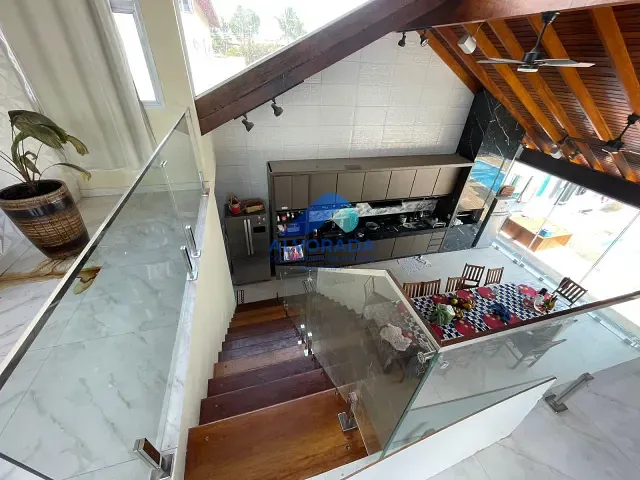 Sobrado com 360m² 4 quartos e 5 banheiros, à venda, no bairro Pontal de Santa Marina em Caraguatatuba