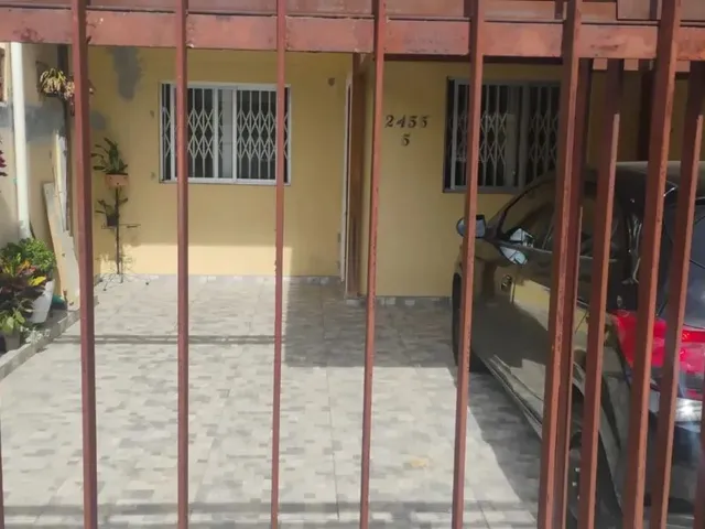 Sobrado 3 quartos e 2 banheiros, à venda, no bairro Boqueirão em Curitiba