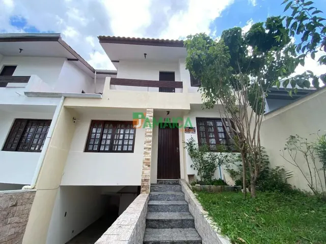 Sobrado 3 quartos e 2 banheiros, para alugar, no bairro Jardim das Américas em Curitiba