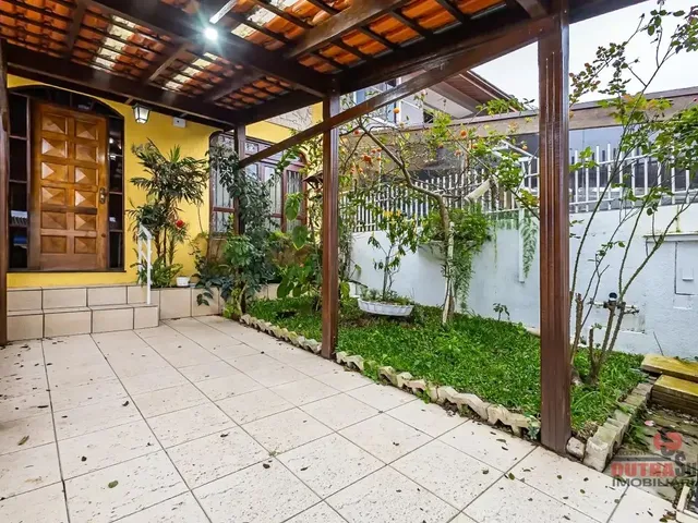 Sobrado 3 quartos e 1 banheiro, à venda, no bairro Capão Raso em Curitiba